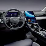 Geely Atlas New внутри: большой экран, подсветка и комфорт передних кресел в повседневной езде