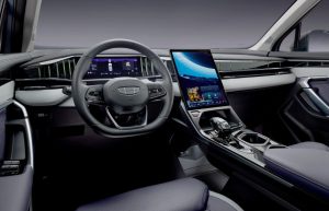 Geely Atlas New внутри: большой экран, подсветка и комфорт передних кресел в повседневной езде